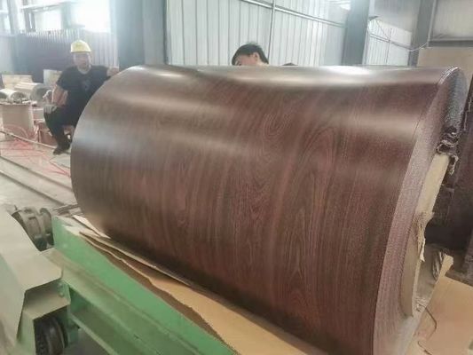 Bahan Bangunan SGCC Customized Prepainted Steel Coil Dengan Pola Kayu 0,12-1.5mm Metal Roofing Rolls PE/HDP